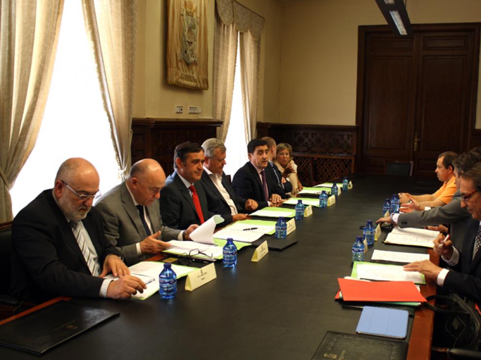 El salón de Comisiones de la Diputación de Soria ha acogido este jueves la junta general de accionistas y el consejo de Norma Doors Technologies