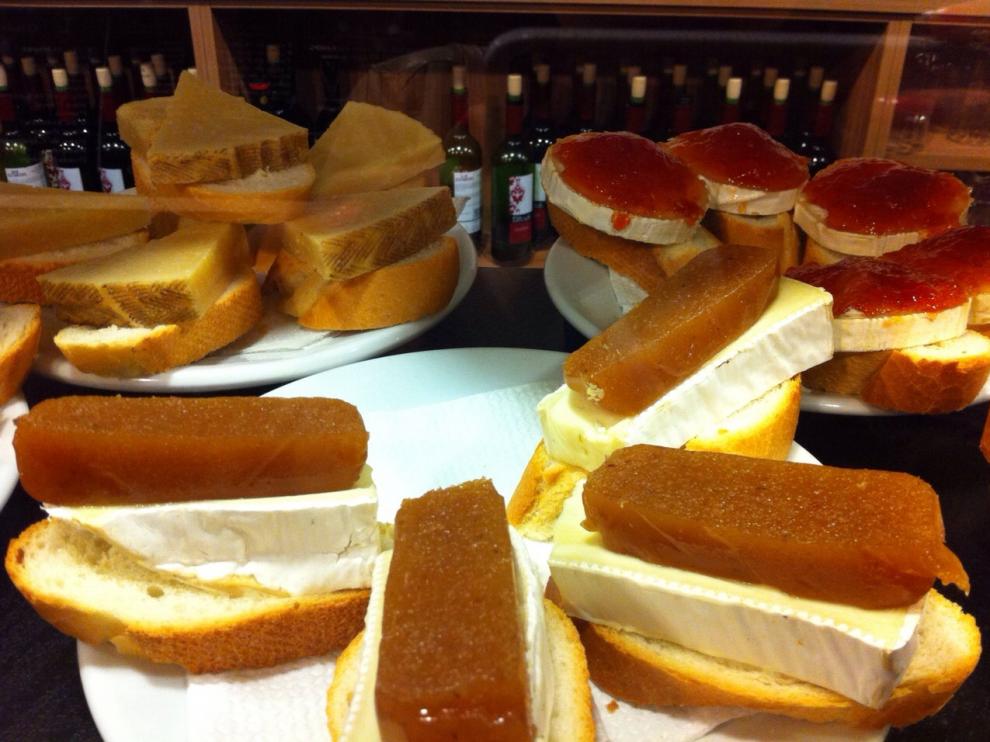 Algunas de las tapas que se pueden degustar en el Juepincho.