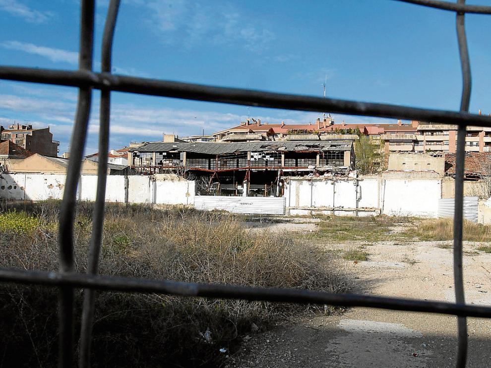 En el polígono de las harineras, en el centro de Huesca, hay naves en ruina que deben derribarse.