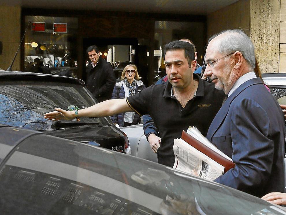 Rodrigo Rato, escoltado al salir de su casa el pasado miércoles.