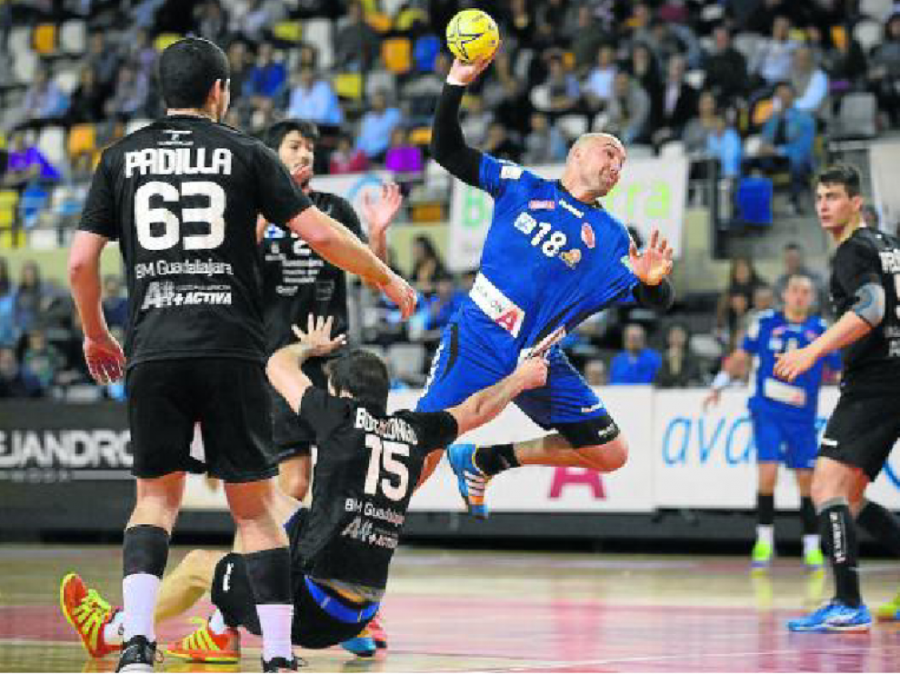 Balonmano de etiqueta: Demetrio se levanta después de dejar sentado tras finta a Bozalongo.