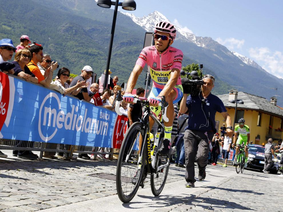 Contador salva la maglia rosa tras sobreponerse a una crisis