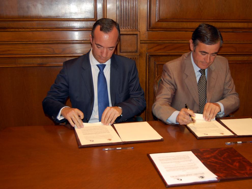E presidente de la Diputación de Soria, Antonio Pardo, y el secretario de Estado de Seguridad del Ministerio del Interior, Francisco Martínez, han suscrito el convenio.