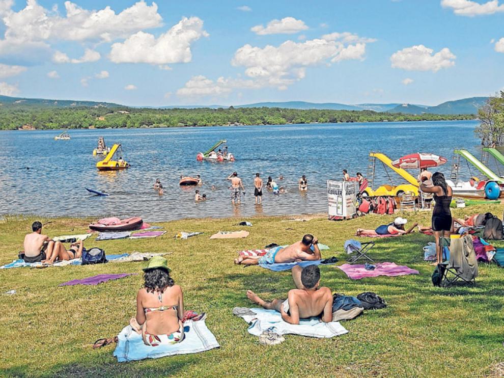 Antes de tomar el sol hay que protegerse adecuadamente.