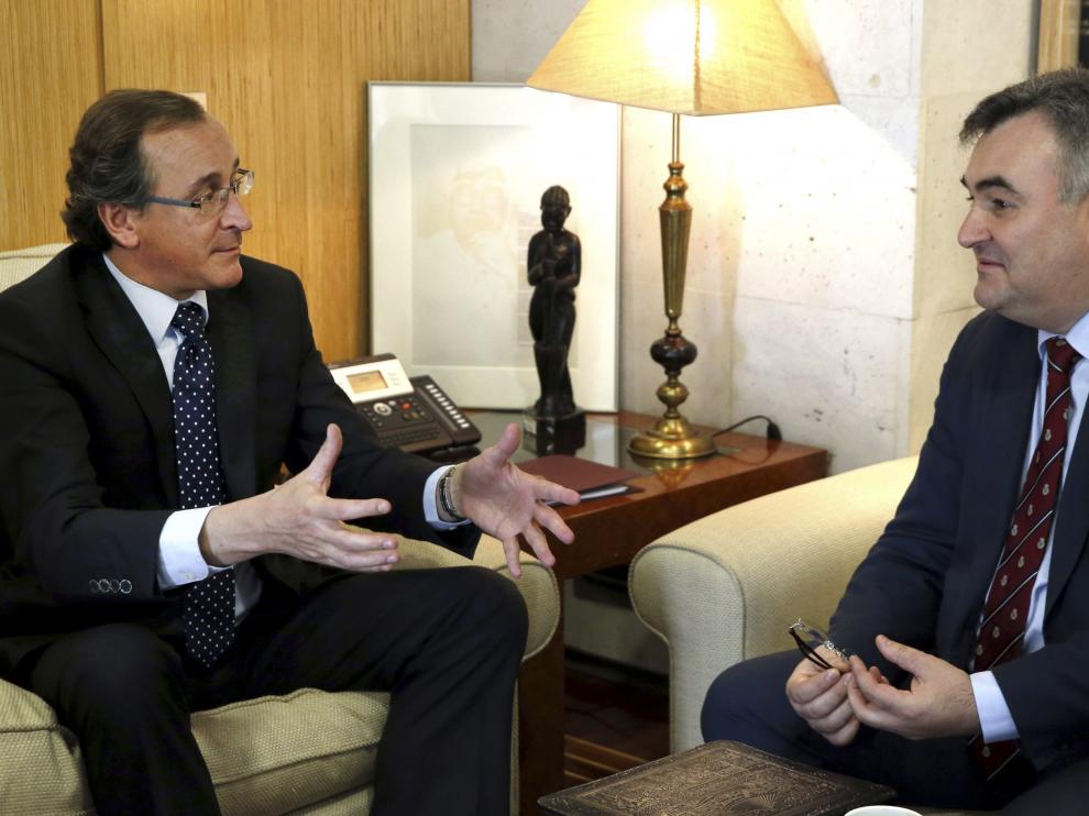 Alonso se reúne con el consejero de la embajada rusa en España para hablar del tratamiento con antitoxina diftérica para el menor.