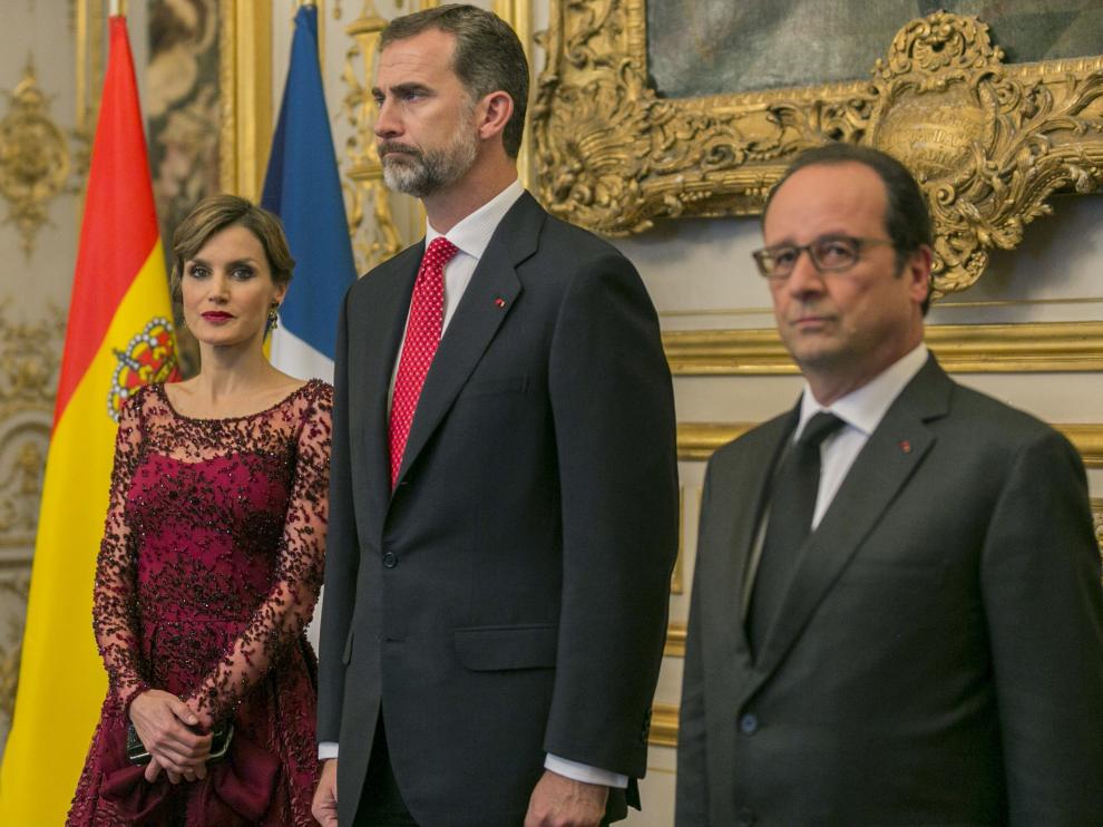 Los reyes de España, Felipe VI y Letizia, junto al presidente francés, François Hollande.