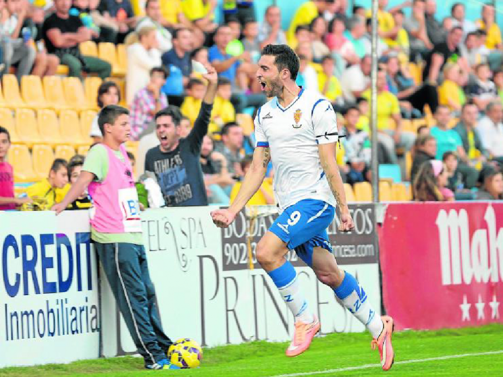 Borja Bastón celebra un gol al Alcorcón.