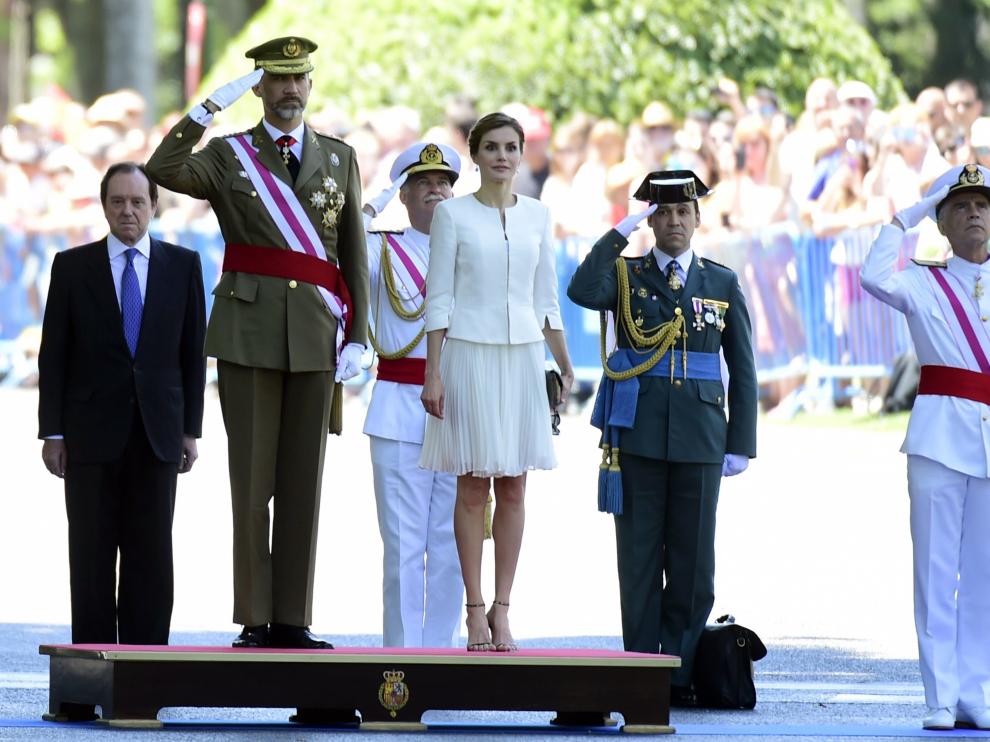 Los reyes Felipe y Letizia, en su debut como Reyes en el Día de las Fuerzas Armadas, hace cuatro años.