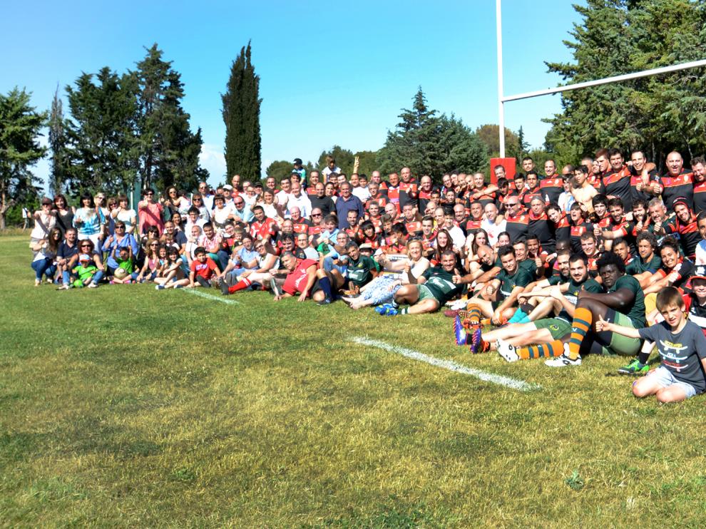 Foto de familia del club durante la celebración por su aniversario.