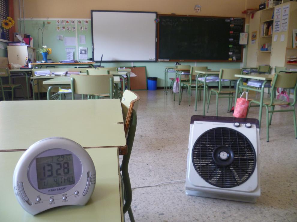 El colegio La Estrella de Zaragoza, con ventilador, rozando los 30 grados, este lunes.