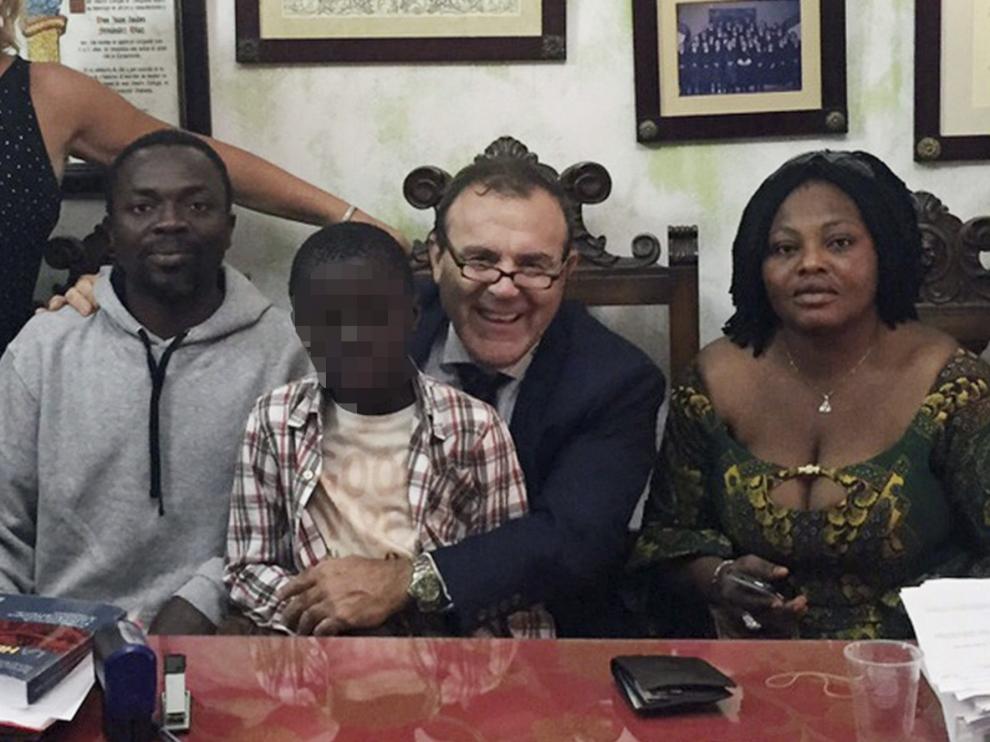 Alí Ouattara y su esposa Lucie, padres del niño Adou al que introdujeron en una maleta para poder entrar en España por la frontera de Ceuta