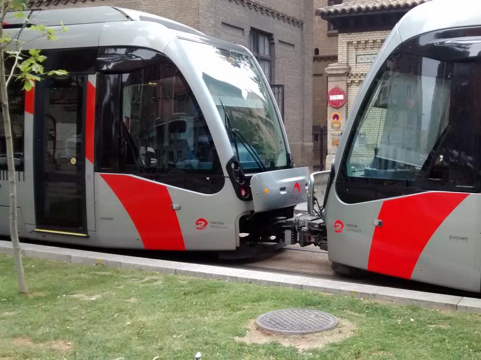Momento en el que el tranvía averiado es remolcado por otro.