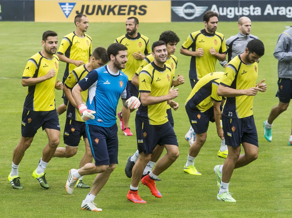 Los jugadores del Real Zaragoza, durante el entrenamiento de ayer