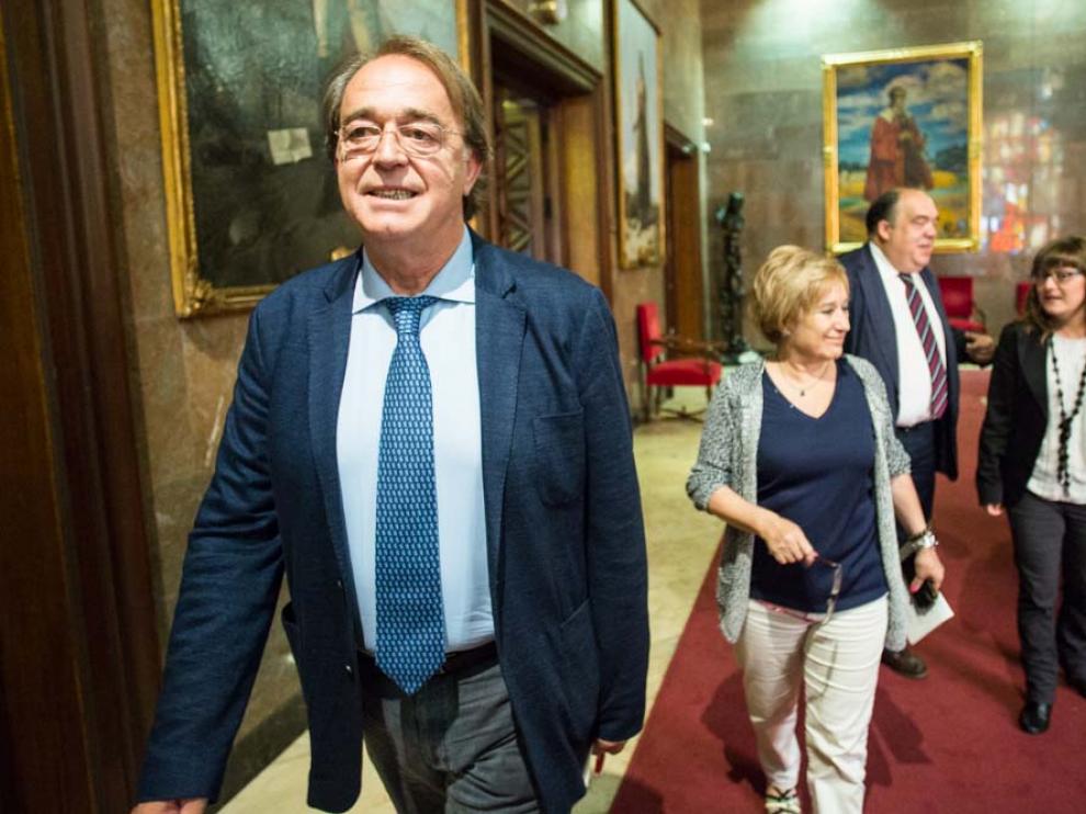Los socialistas Carlos Pérez Anadón y Lola Campos, en el Ayuntamiento de Zaragoza.