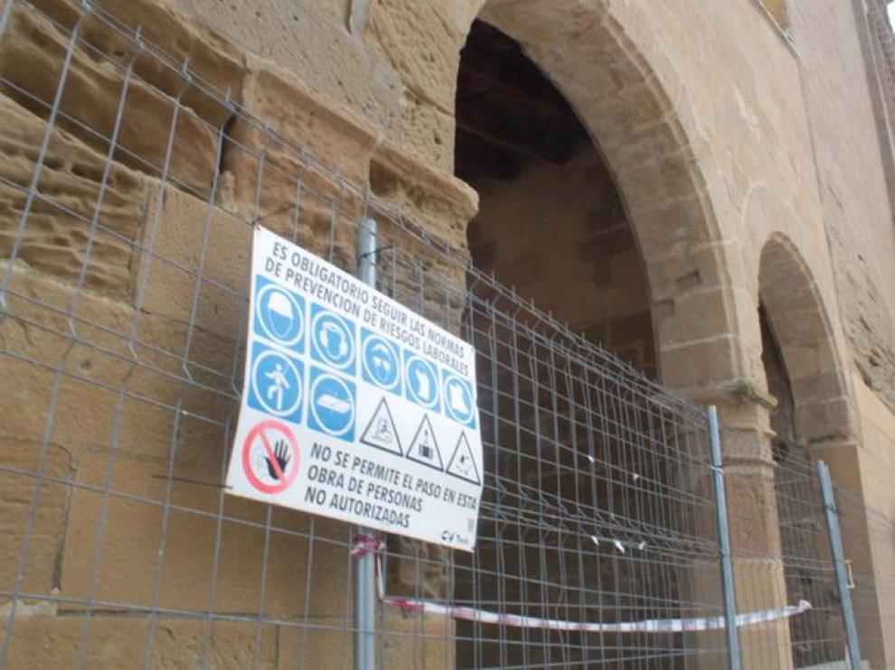 Porche de la ermita de Salas vallado en obras, foto de archivo.