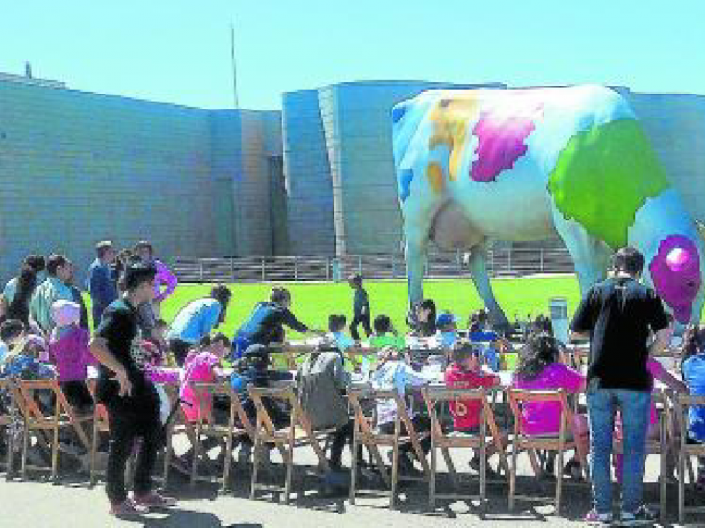 Los niños participaron este fin de semana en el concurso 'Vacas con arte' que organizó el CDAN con las figuras de la empresa Eboca.