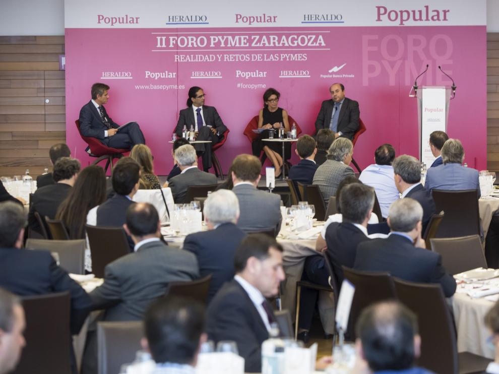 El director de Heraldo, Mikel Iturbe, Leonard Pera, Isabel Aguilera y Enrique Garay, durante el debate ante más de 250 invitados.