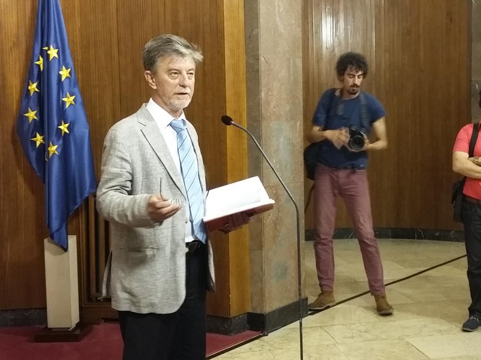 El alcalde de Zaragoza, Pedro Santisteve, este lunes en el Ayuntamiento