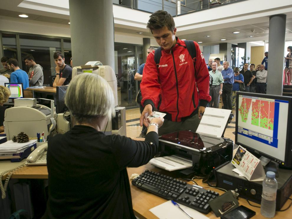 Un aficionado compra una entrada en las oficinas del Real Zaragoza