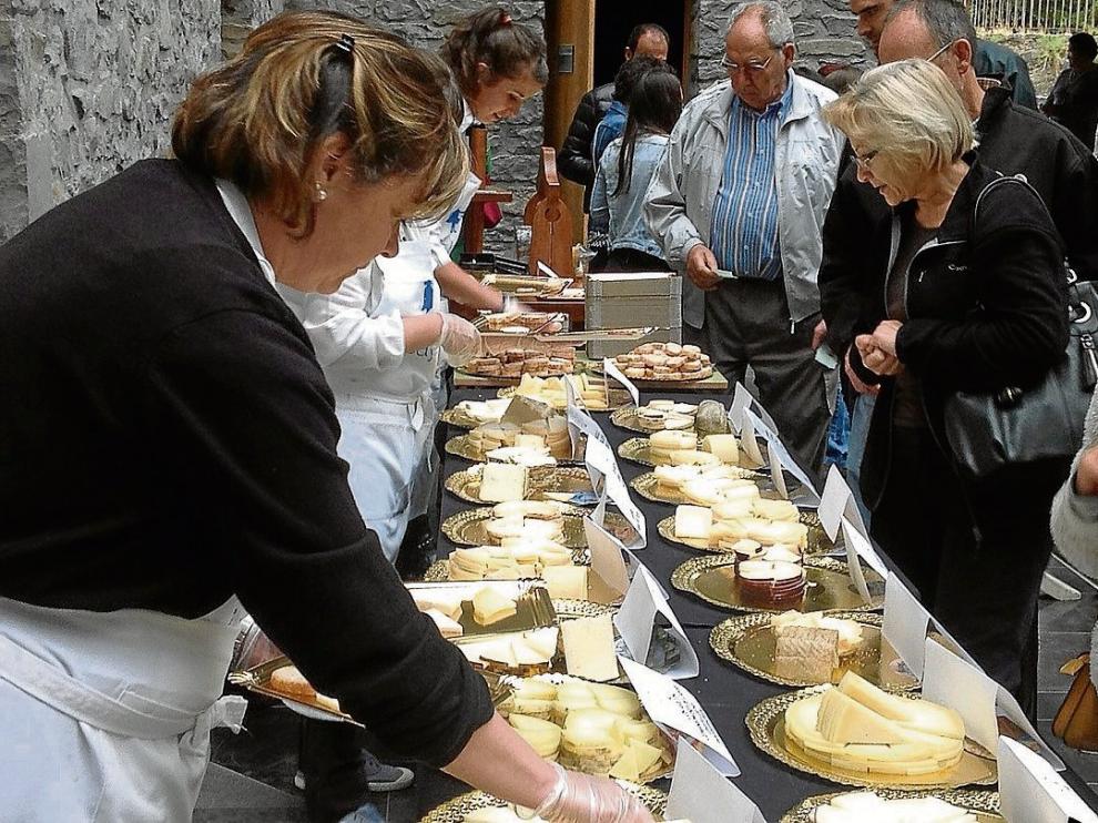 La degustación popular tuvo que celebrarse en el pabellón municipal a causa de la lluvia.