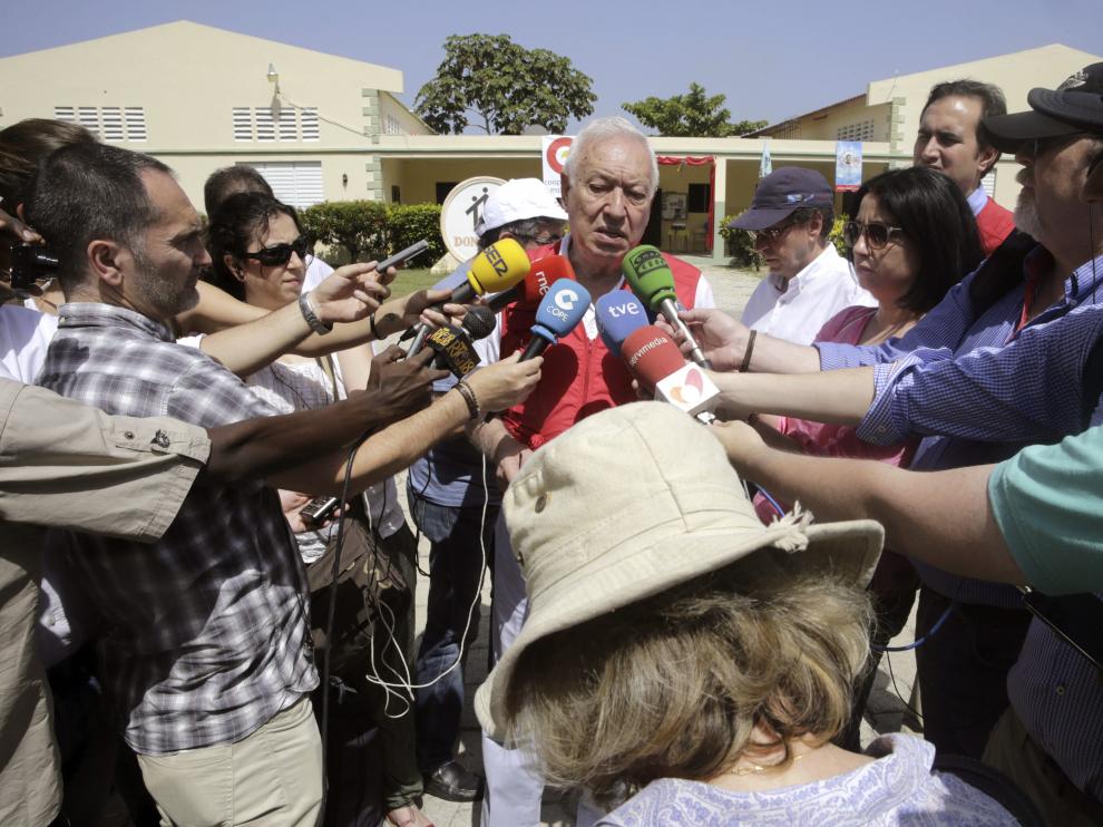 El ministro español de Asuntos Exteriores, García-Margallo atiende a los medios de comunicación en Puerto Príncipe.