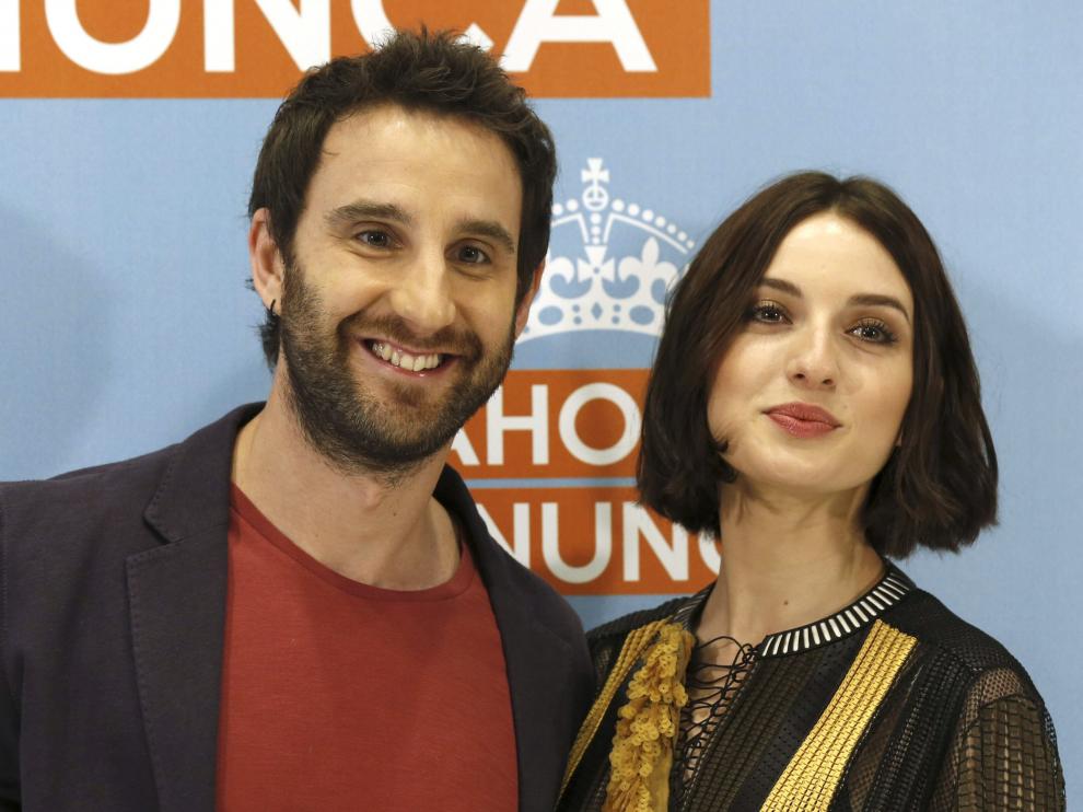 Los actores Dani Rovira y María Valverde posan en el photocall de 'Ahora o Nunca'.