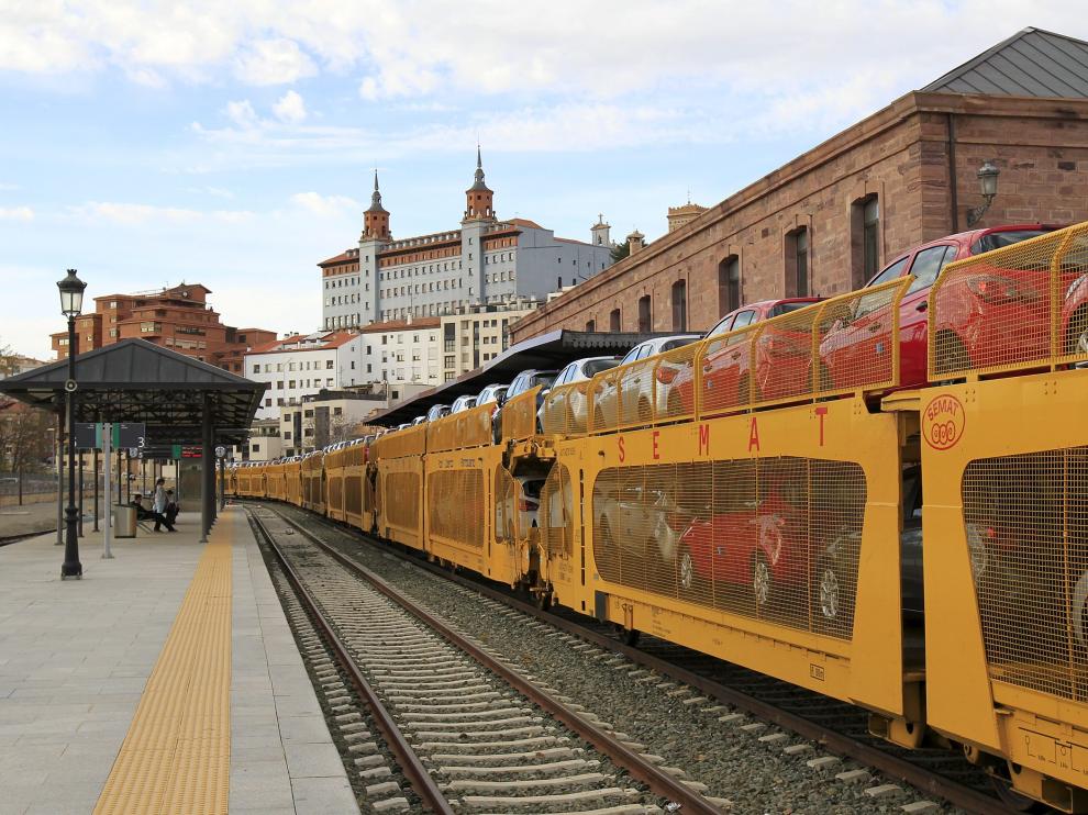 El convoy de GM tenía que ocupar la vía principal en la estación de Teruel al no existir un apartadero con las dimensiones necesarias, como se observa en la fotografía, tomada el pasado 21 de mayo.