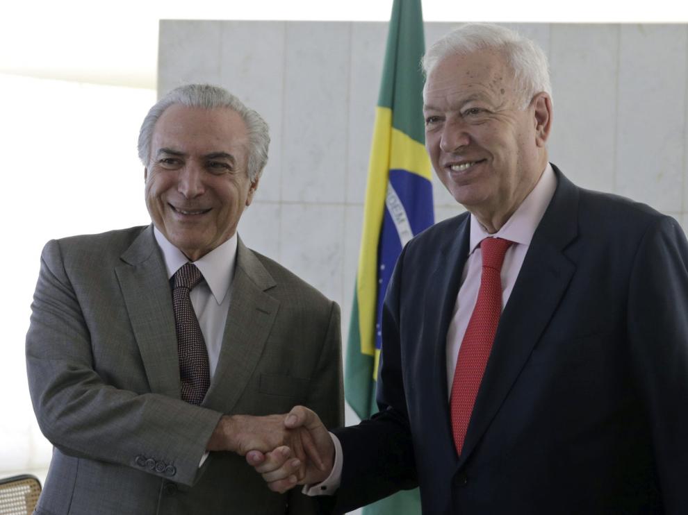 El ministro de Asuntos Exteriores de España, José Manuel García-Margallo, saluda al vicepresidente de Brasil, Michel Temer.