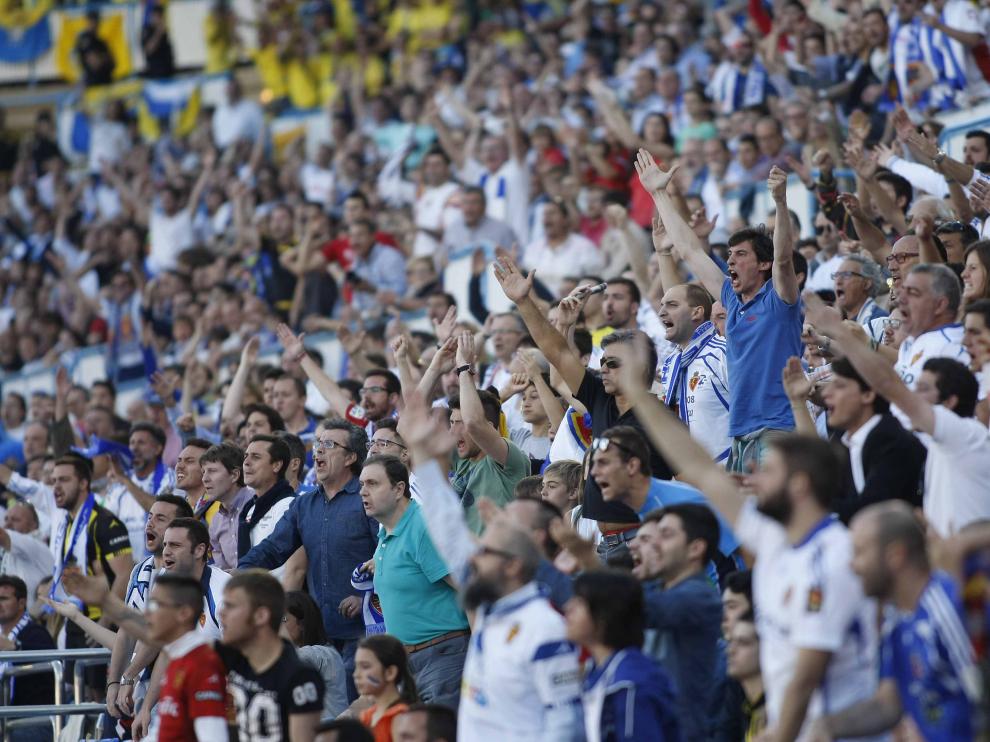 La afición del Real Zaragoza en La Romareda.