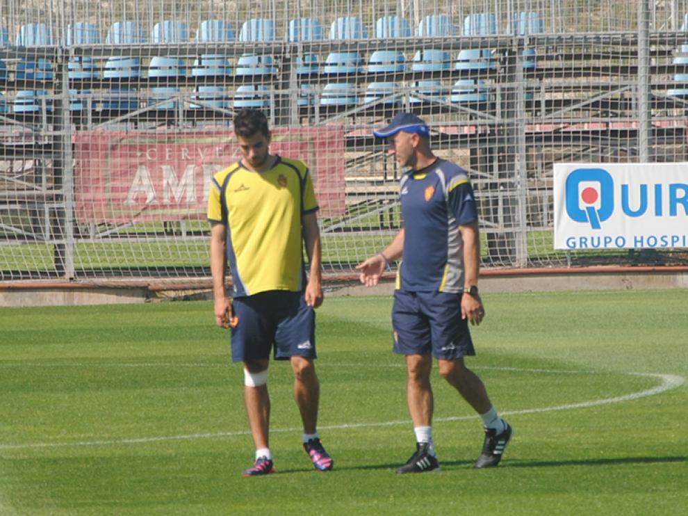 Popovic chara con Cabrera durante el entrenamiento