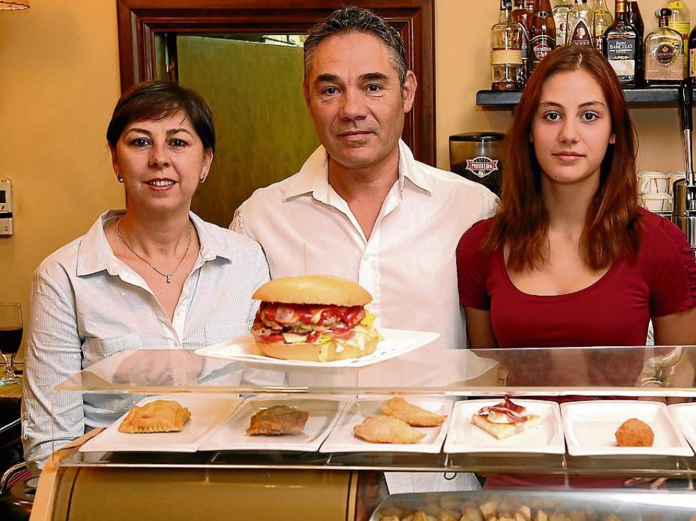 Tina González, Eduardo Fernández y Ana Fernández, en la barra del bar San Petersburgo.