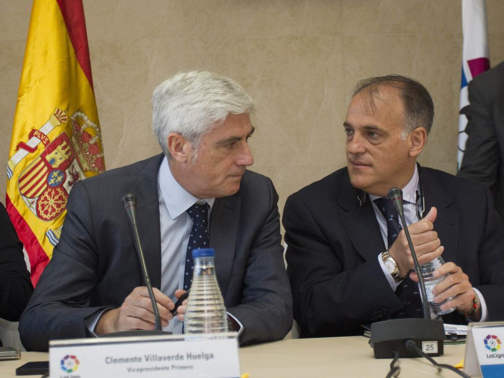 El presidente de la Liga de Fútbol Profesional (LFP), Javier Tebas (d), junto al vicepresidente, Clemente Villaverde (i).