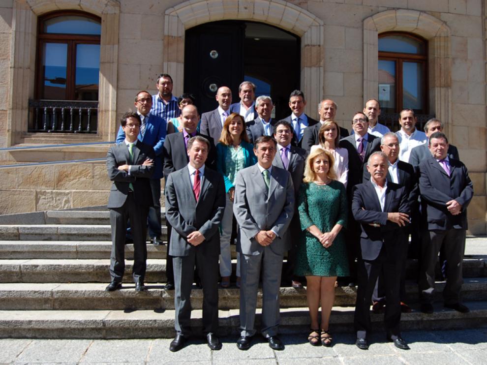 Pardo (2i) junto al resto de componentes de la corporación de esta última legislatura