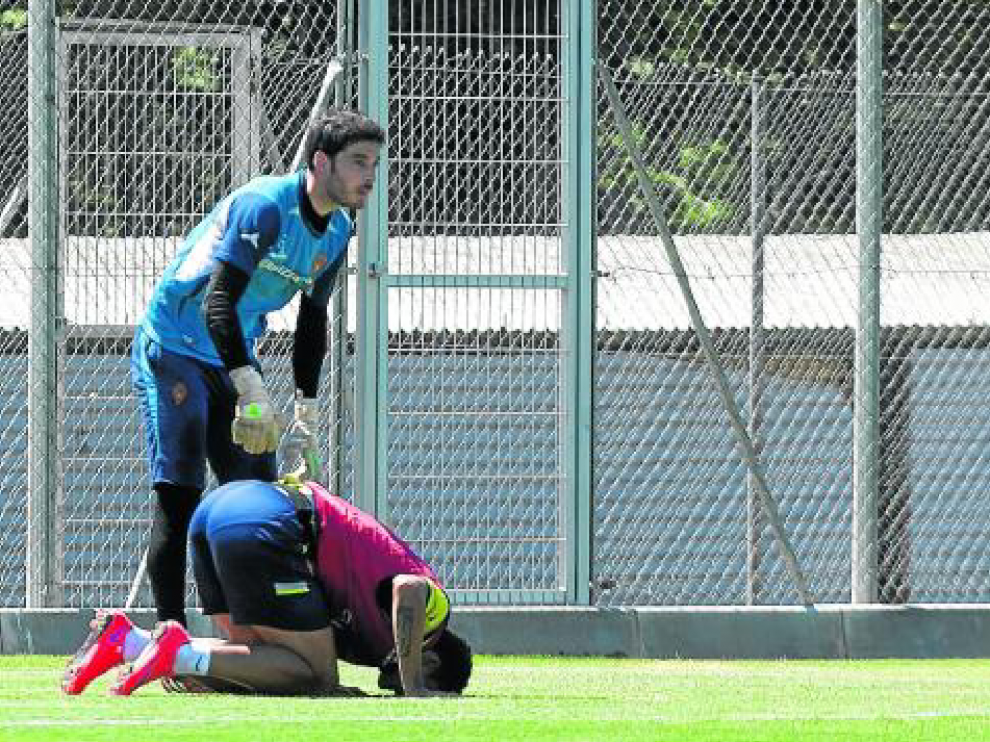 Momento en el que ayer cayó lesionado Willian José. El guardameta Alcolea le atiende y Ranko Popovic se acerca a interesarse.