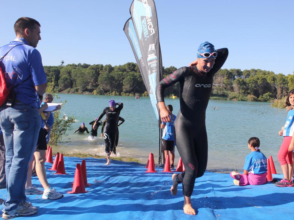 Ana Revilla saliendo del segmento de natación desarrollado en el pantano de San Juan del Flumen.