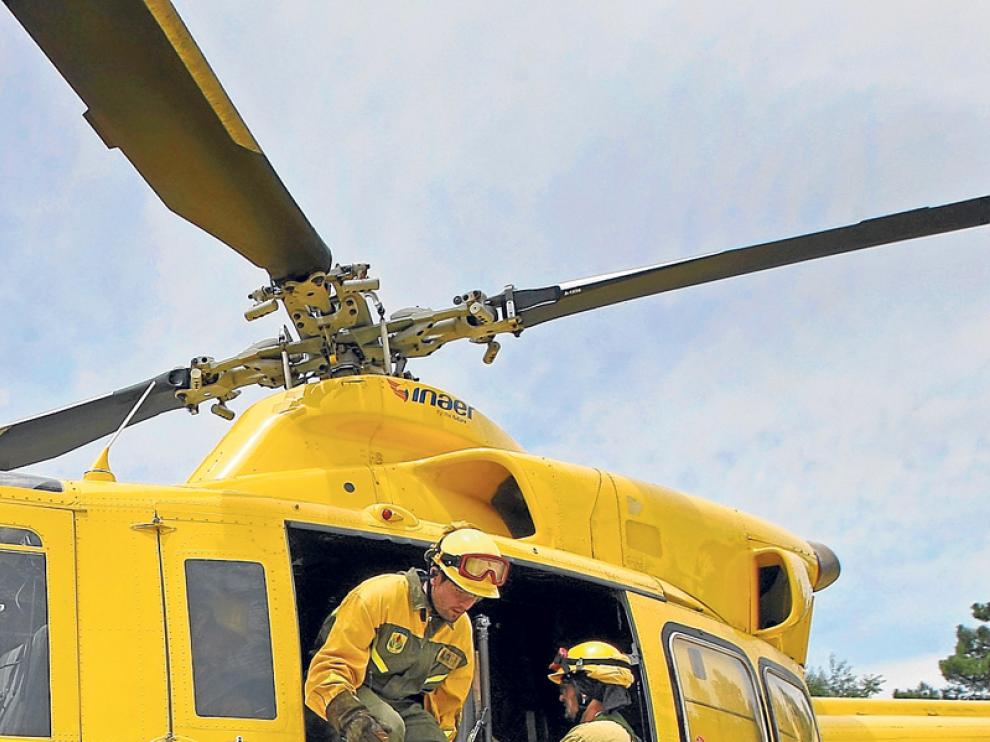 Trabajadores de la BRIF de Lubia en el helicóptero, en una imagen de archivo.