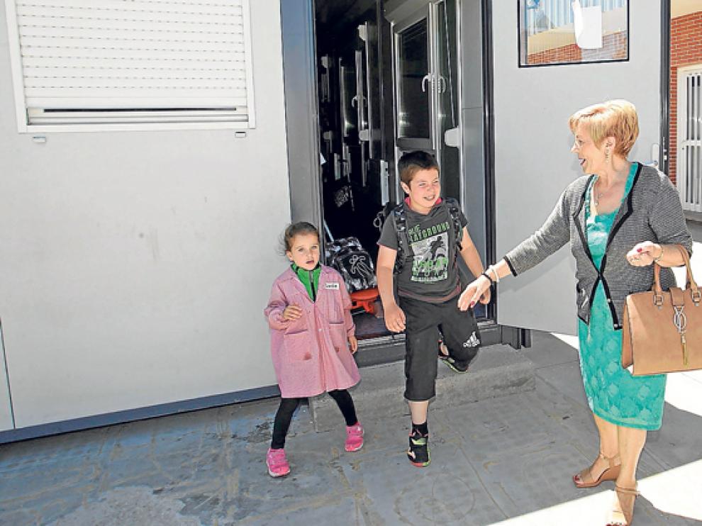 Interior de las aulas prefabricadas, dotadas con material necesario para dar las clases.