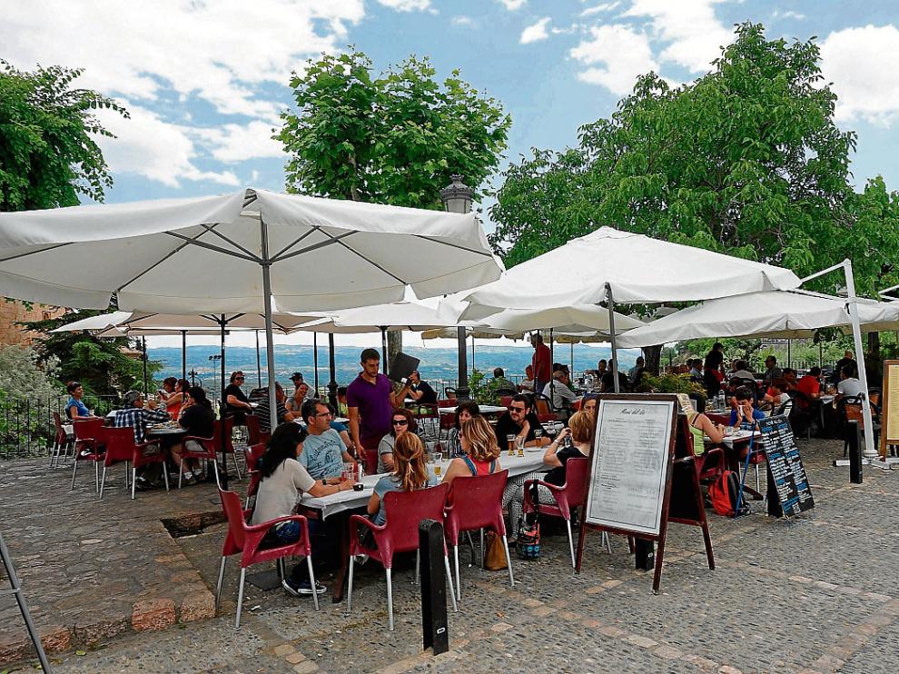 Aspecto que presentaba ayer al mediodía la terraza de un establecimiento hostelero en Alquézar.