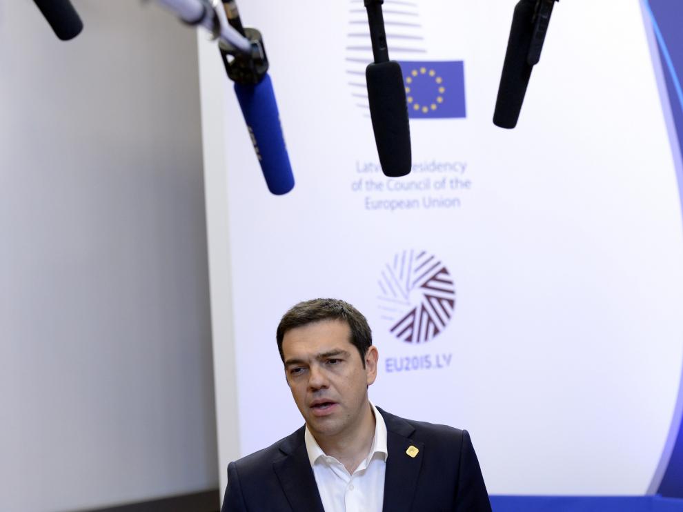 Alexis Tsipras habla con los medios en Bruselas.