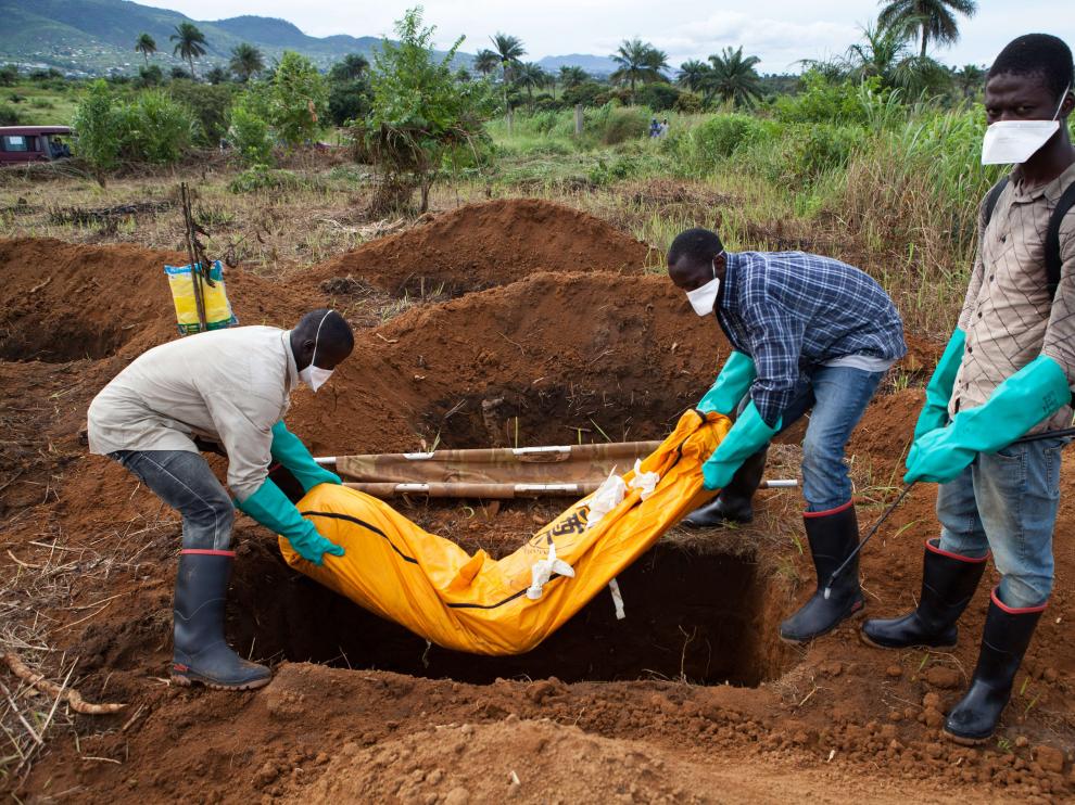 Varios voluntarios con el traje de seguridad entierran el cuerpo de un fallecido en Waterloo, al sureste de Freetown, en una imagen de archivo.
