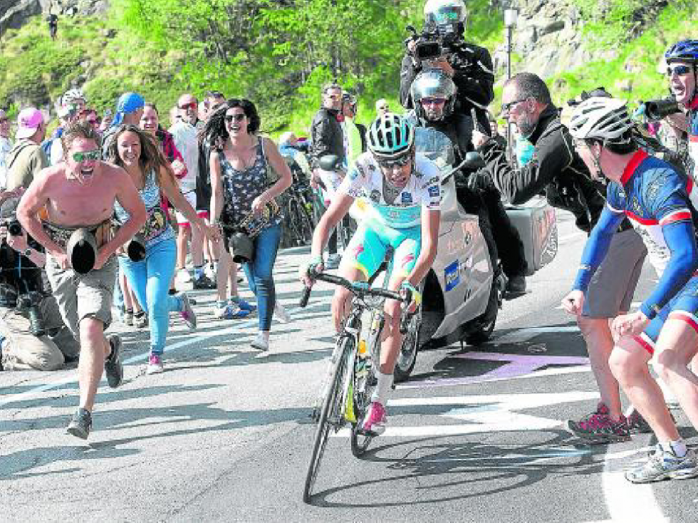 El italiano Fabio Aru, del equipo Astana, compite en la decimonovena etapa del Giro de Italia.