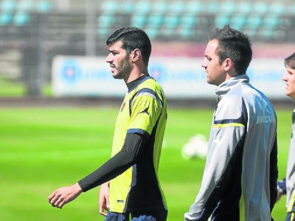 Javi Álamo, en un entrenamiento del Real Zaragoza junto a Goni y Tierno.