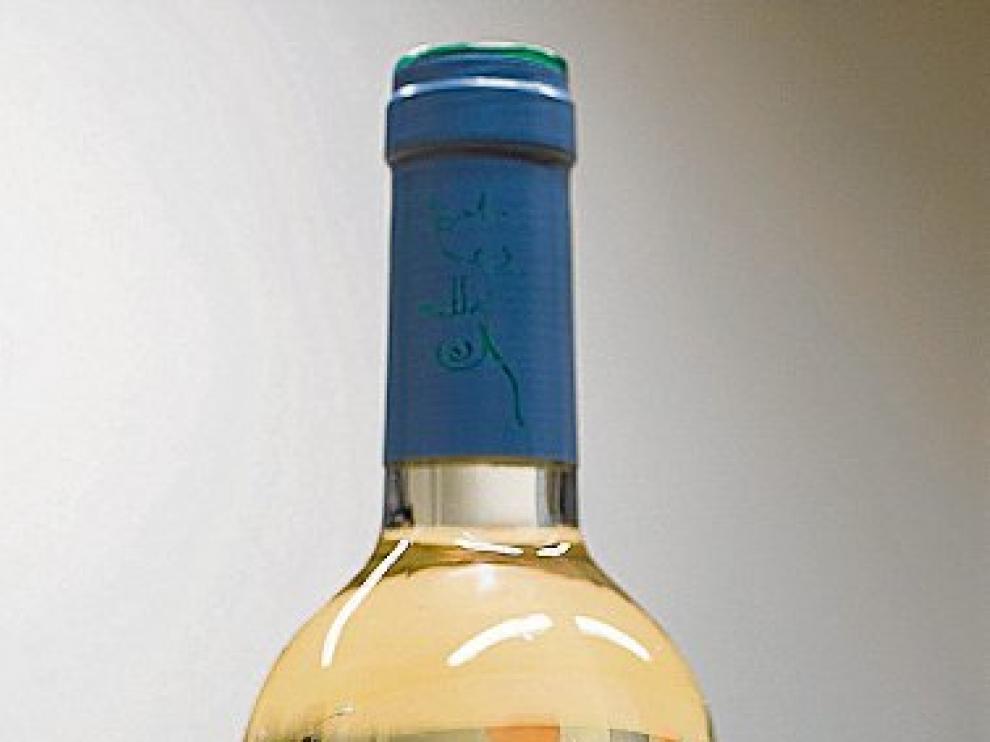 Este vino blanco ofrece una gama de aromas de frutos verdes y blancos, como melón, pera y manzana.