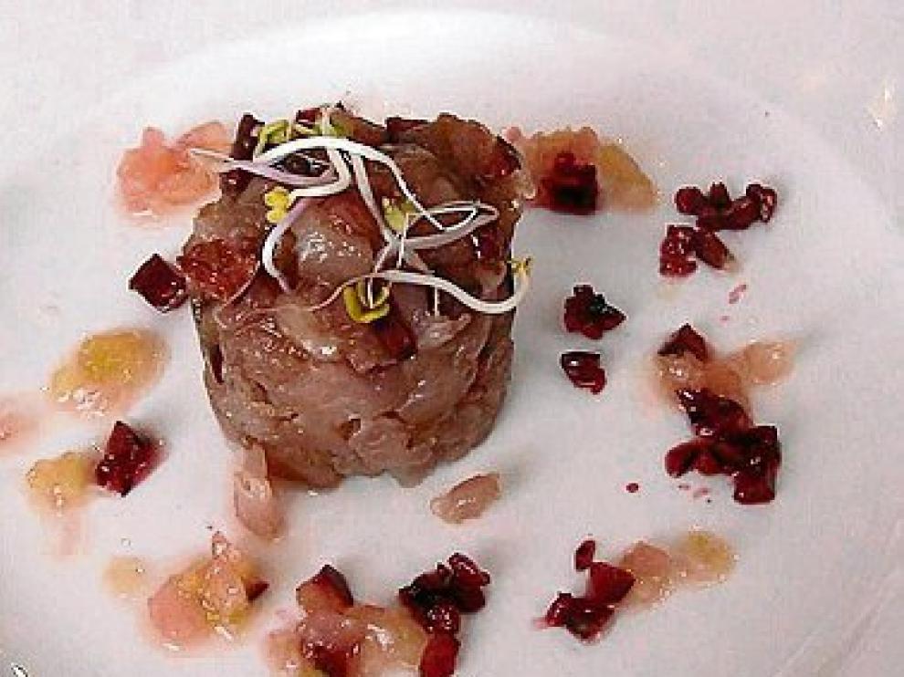 Tartar de atún rojo con tomate.