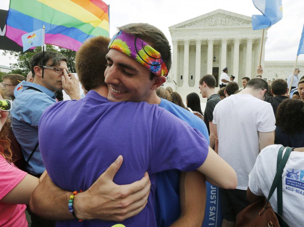 Dos gays celebran la decisión del Supremo de legalizar los matrimonios entre homosexuales en todo EE. UU., este viernes en Washington.