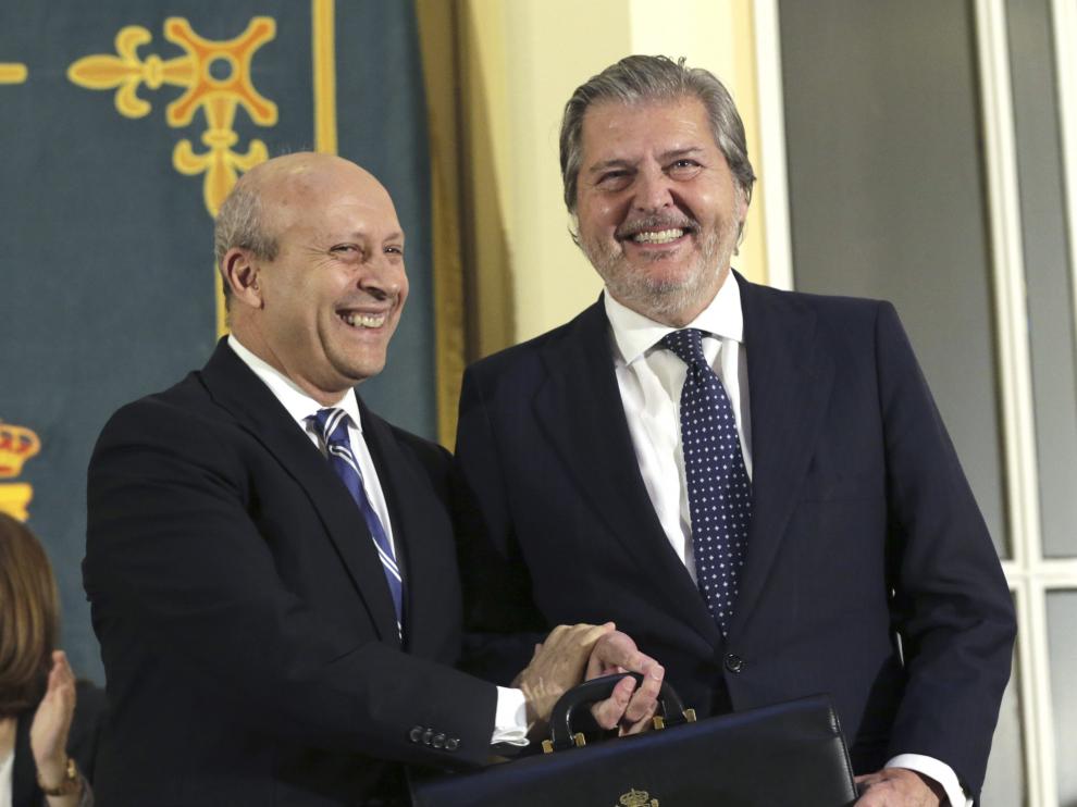 Iñigo Méndez de Vigo (d) recibe de José Ignacio Wert (i), la cartera como nuevo ministro de ministro de Educación, Cultura y Deporte.