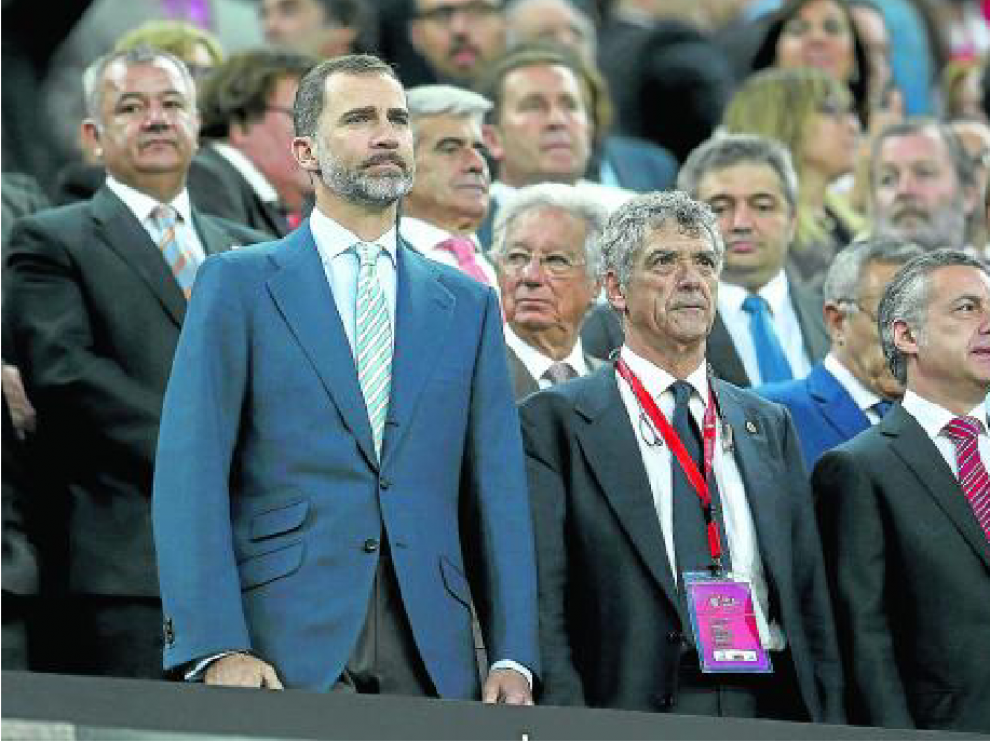 El rey Felipe, que presidió su primera Copa, durante la interpretación del himno nacional.