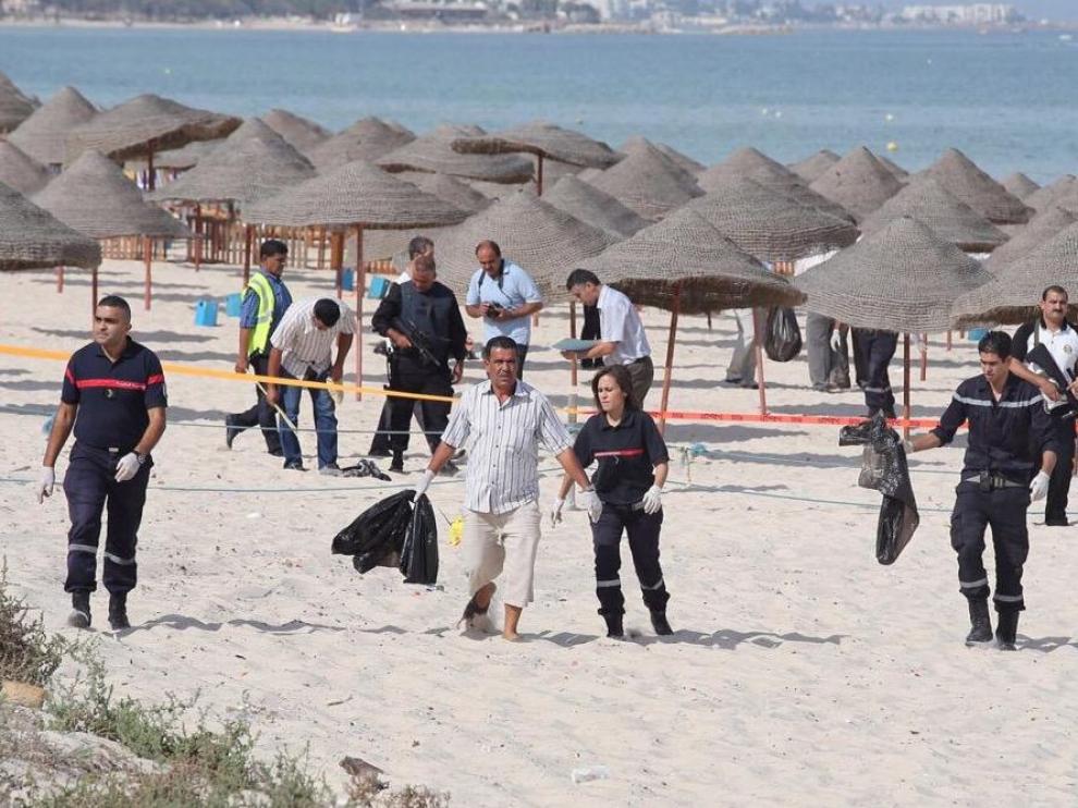La policía en la playa de Sousse, en Túnez, tras el atentado