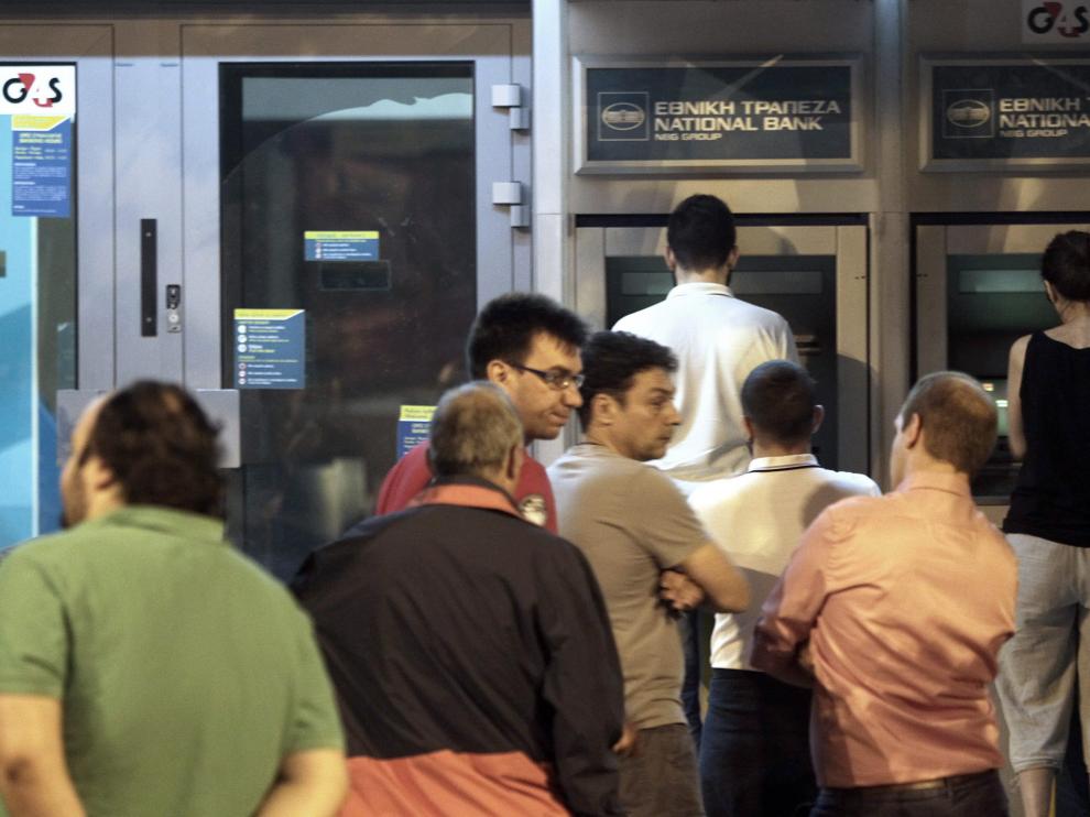 Los griegos hacen cola para retirar dinero de los bancos