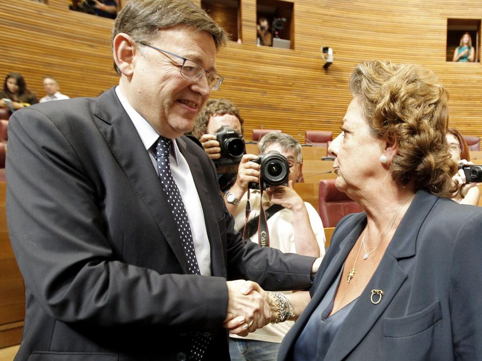 Ximo Puig recibe la felicitación de la presidenta del grupo popular Rita Barberá tras su elección en el pleno de investidura.